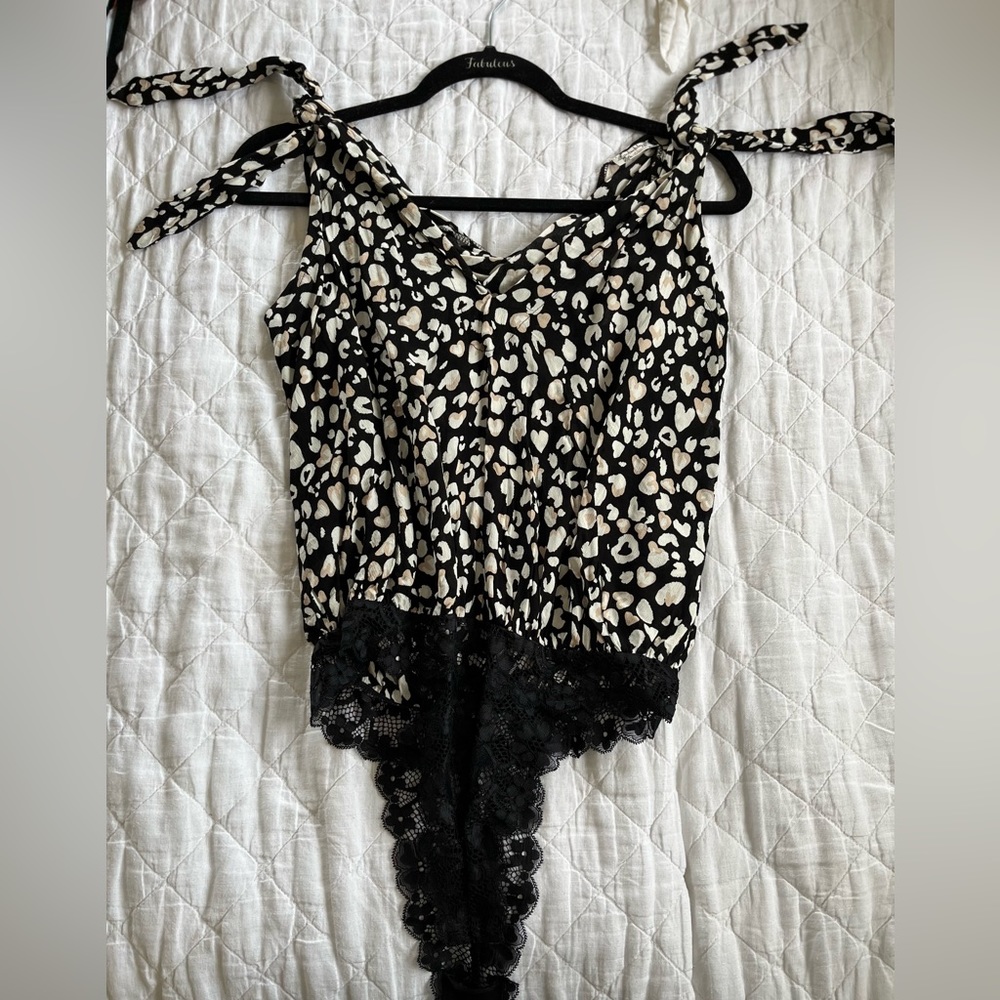 Like new- Free People Leopard tie sleeve body suit